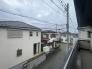 周辺の街並みを穏やかに見渡すことができる落ち着いた佇まいのバルコニー空間です
