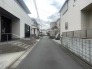 整然と家々が並ぶ落ち着いた街並み。車通りも少なく、穏やかな時間が流れる住環境が広がります
