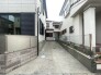 建物同士が適度な距離を保ち、周囲の静けさと落ち着いた雰囲気が感じられる空間です
