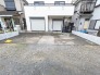 ゆとりある駐車スペースが確保され毎日の暮らしをスムーズにしてくれる佇まい