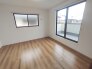 大きめのベッドを置いても、まだゆとりが持てる大きさ。８帖の主寝室。
