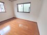 今からここを誰のお部屋にしようか、そんな洋室。大きさは６帖です。
