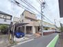幅員の狭い道ですが、車通りの少ない住宅街に立地してます。
