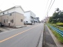 駐車が苦手な方にも嬉しい、前面8ｍ道路に面した住まい。
