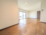 木目の美しい床面が広がり、落ち着いた色合いの建具が上質な雰囲気を醸し出す空間です。