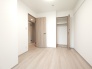 今からここを誰のお部屋にしようか、そんな洋室。大きさは5帖です。
