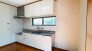 手を伸ばせばそこに収納が。安定した使用感の吊戸棚つきのキッチン空間。
