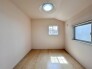 住宅街の２階南向きのお部屋、日当たりはご覧のとおり良好です。
