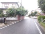 駐車が苦手な方にも嬉しい、前面６ｍ道路に面した住まい。
