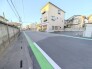 若葉駅徒歩10分の近さ。通勤通学に便利で、駅周辺の生活施設も利用しやすい。
