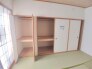 和室にはしっかり押し入れ。お布団もしっかりしまえます。
