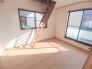 住宅街の２階南向きのお部屋、日当たりはご覧のとおり良好です。

