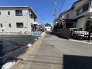 駐車が苦手な方にも嬉しい、前面8.9ｍ道路に面した住まい。
