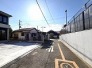 前面道路は車通りは少なめです〇