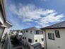 主に二階建てが中心の住宅街。近隣の屋根を高さを見ても、こちらの家と同じくらい。
