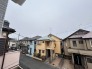 あたりには住宅を中心とした建物が広がります。
