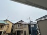 前面の住まいとの距離感があるから、圧迫感を感じません。
