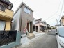 住民の方が主に利用する交通量少なめの道路に面してます。
