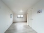 将来的には間仕切りして２部屋に変更可能な洋間。成長に合わせた間取り変更が可能なタイプ。

