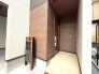 屋根付きの玄関ポーチで雨の日も出入りしやすそうです