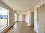将来的には間仕切りして２部屋に変更可能な洋間。成長に合わせた間取り変更が可能なタイプ。
