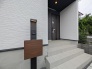 重厚な雰囲気を演出する玄関ドア。ゴシックな色合いが物件の表情を引き締めます。
