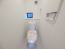 ウォシュレット機能付き。憩いの場としてひそかに注目度の高いお手洗いにもご注目ください。
