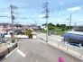 前面の住まいとの距離感があるから、圧迫感を感じません。
