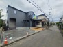 洗練されたダークトーンの外観が、周辺の落ち着いた街並みに上品な存在感を添えています。