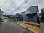 落ち着いた色調の外壁が周囲の街並みに溶け込み、端正な佇まいが心地よい暮らしの始まりを感じさせます。