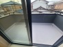 内と外が緩やかに繋がり、日常の中に静かな開放感をもたらす心地よい空間が広がっています。
