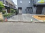 モダンな外観と調和する、日々の暮らしを整えるフラットで使い勝手の良い駐車スペース。