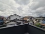 穏やかな空が広がる静かな住宅街の景色を眺めながら、ゆったりとした時間を過ごせる開放的な空間です。