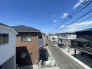 車通りの少ない閑静な住宅地、のびのびした子育てに適します。
