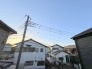 住宅街の中の一戸建て、あたりはほとんど住宅です。
