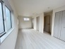 将来的には間仕切りして２部屋に変更可能な洋間。成長に合わせた間取り変更が可能なタイプ。

