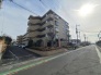 穏やかな空の下、重厚感ある佇まいが静かに佇む。