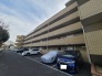 建物を優しく包み込む、穏やかな空模様の日常。