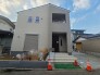 洗練されたツートーンの外観が、街並みに落ち着きと調和をもたらす佇まいです。