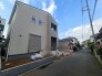 閑静な住宅街に佇む、洗練された外観が日々の暮らしに心地よい調和をもたらします。