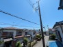住宅街の中の一戸建て、あたりはほとんど住宅です。
