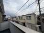 前面の住まいとの距離感があるから、圧迫感を感じません。

