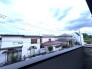 バルコニーの向かい側は広めで圧迫感がありません。