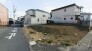 幅員の狭い道ですが、車通りの少ない住宅街に立地してます。
