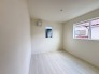 住宅街の２階南向きのお部屋、日当たりはご覧のとおり良好です。
