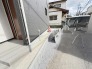 車通りの少ない閑静な住宅地、のびのびした子育てに適します。
