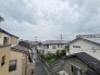 住宅街の中の一戸建て、あたりはほとんど住宅です。
