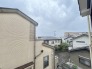あたりには住宅を中心とした建物が広がります。
