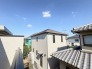 住宅街の中の一戸建て、あたりはほとんど住宅です。
