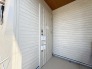 アプローチからの玄関がおしゃれな住宅。出発も帰宅も楽しみになるかも。
